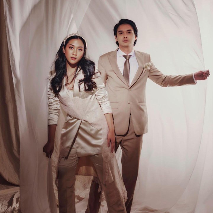 <p>Sherina dan Baskara tampil serasi di hari bahagianya. Pasangan ini mengenakan baju pengantin simple berwarna khaki. Bahkan, Sherina tampil lebih kasual tanpa dress pengantin lho.(Foto: Instagram @sherinasinna)</p>