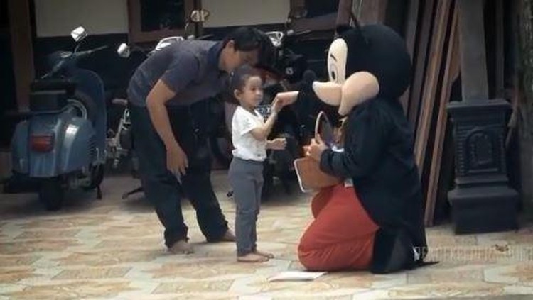 Polwan beri surprise anak