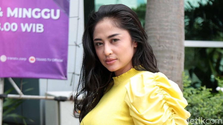 Pose Dewi Persik Julurkan Lidah Pose Dewi Persik Julurkan Lidah