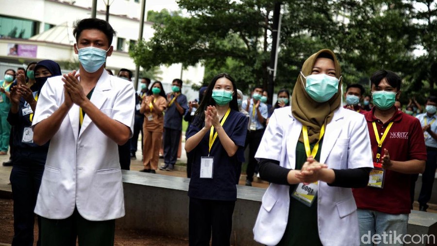 Sejumlah tenaga kesehatan dan non tenaga kesehatan di Rumah Sakit Darurat COVID-19 luangkan waktu untuk peringati Hari Kesehatan Nasional. Berikut potretnya.