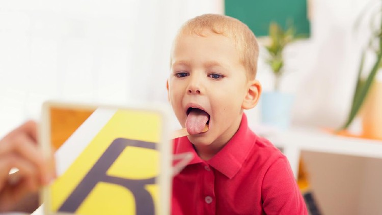 Speech therapist teaches the boys to say the letter R