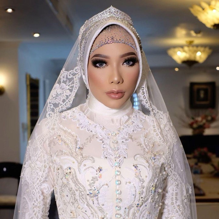<p>Cucu Ma'ruf Amin ini tampak anggun mengenakan kebaya berwarna putih. Ditambah mahkota kecil yang ada di atas kerudungnya. (Foto: Instagram @bennusorumba)</p>