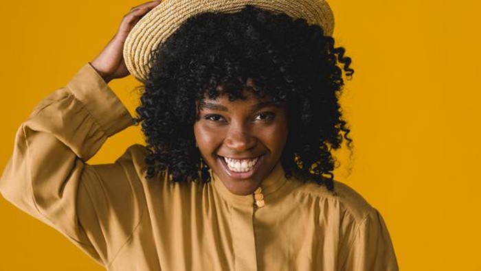 Ragam Warna Rambut yang Cocok untuk Kulit Gelap