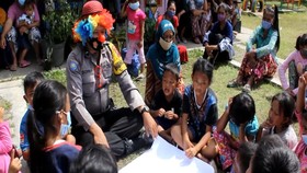 VIDEO: Polisi Beri Trauma Healing Anak-Anak Pengungsi Merapi