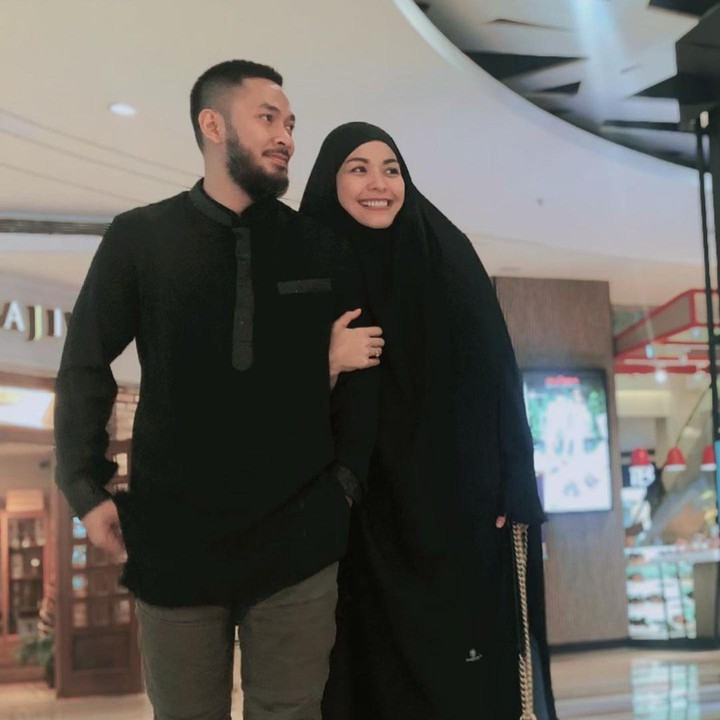 <p>Uki dan istri diketahui juga memiliki usaha baju muslim. (Foto: Instagram @methayuna)</p>