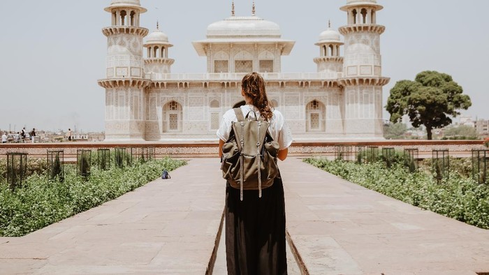 traveling/unsplash.com/Jika dengan traveling membuat kamu merasa senang, lakukanlah. Dan dapat kamu tekankan sebagai hadiah dari kerja keras yang kamu lakukan.