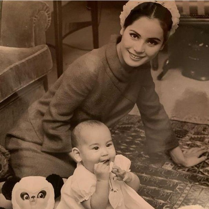 <p>Ratna Sari Dewi lahir di Tokyo, Jepang, Bunda. Ia menikah dengan Presiden Sukarno saat usianya menginjak 22 tahun tepatnya pada 1962. Banyak netizen yang memuji foto lawasnya ini lho, Bunda. (Foto: Instagram/@dewisukarnoofficial)</p>