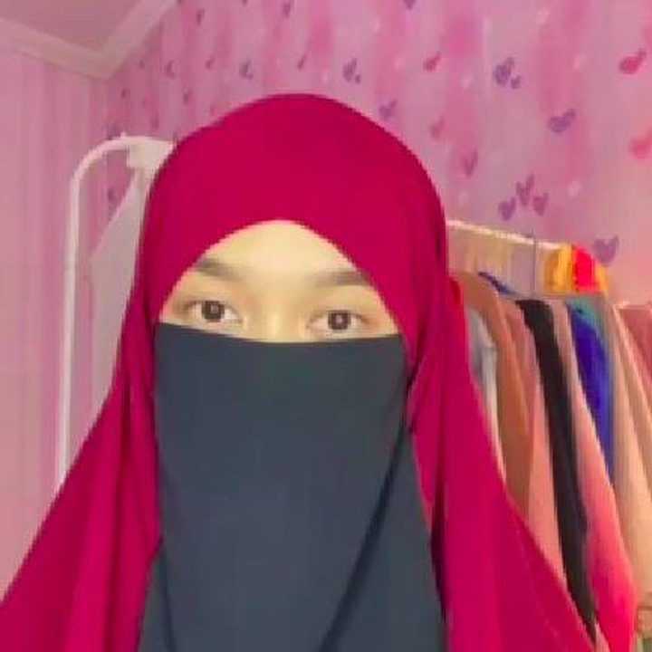 <p>Sehari-hari, Frides berpenampilan syari dan memakai cadar. (Foto: TikTok @fridesides)</p>