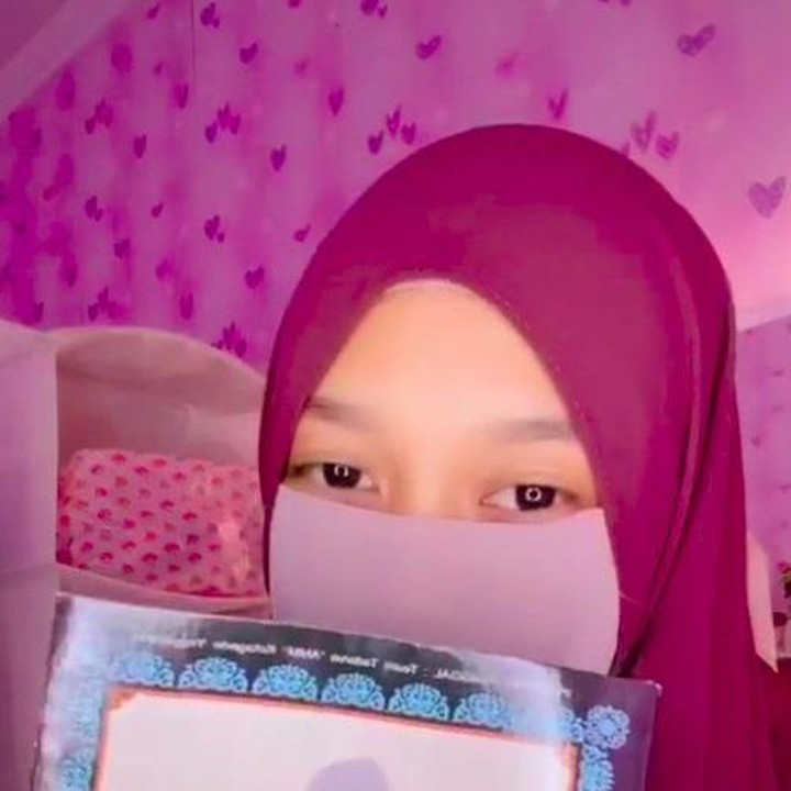 <p>Frideswidi Aufi mulai dikenal ketika ia membagikan video TikTok yang menceritakan mendiang kakeknya itu. (Foto: TikTok @fridesides)</p>