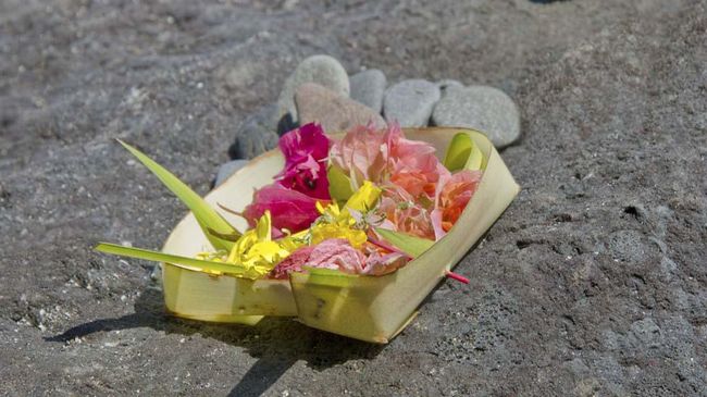 Siswi SMK Curi Uang Sesajen, Mengaku Buat Bayar SPP di Bali Siswi yang dimaksud tinggal bersama kakeknya karena orang tuanya sudah berpisah dan menikah lagi.