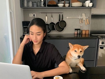 Chef Renatta Foto Bareng Ojol, Netizen Penasaran Isi Kantong Keresek