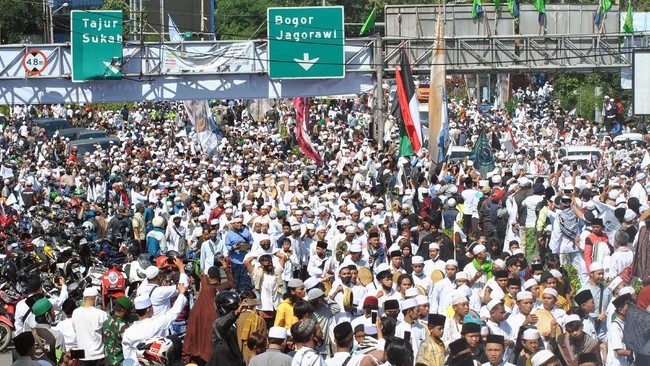 Acara peletakan batu pertama pembangunan masjid di Ponpes Agrokultural Markaz Syariah menimbulkan kerumunan dan melanggar protokol kesehatan Covid-19.