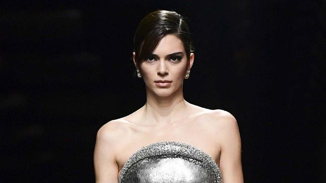 Kendall Jenner membagikan rahasia dirinya merawat kulit yang rentan berjerawat hingga membuat racikan masker wajah sendiri.