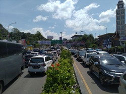 Lalin Arah Puncak Sempat Dialihkan karena Santri Sambut HRS, Kini Normal Lagi