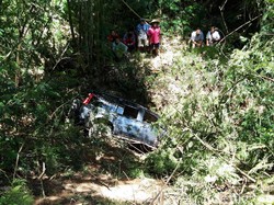 Mobil Parkir di Tikungan Irung Petruk Tetiba Melorot Masuk Jurang