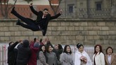 NYALANG: Cahaya di Ujung Jalan Temaram Foto-foto pilihan redaksi CNNIndonesia.com dari pelbagai belahan dunia, mulai dari pengantin baru di Rusia hingga unta di Australia.