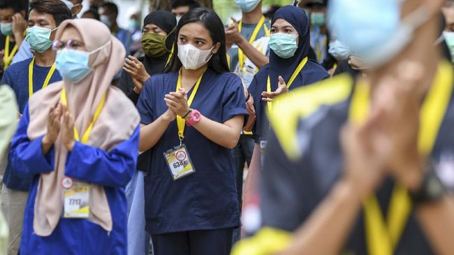 Gangguan psikologis di masa pandemi juga dialami dokter dan tenaga kesehatan. Kelelahan hingga bertaruh nyawa tertular Covid-19 selalu membayangi mereka.