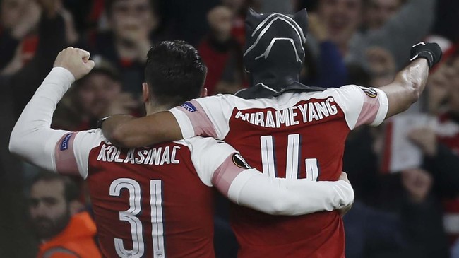 Striker Arsenal Pierre-Emerick Aubameyang ribut dengan gelandang Real Madrid Toni Kroos soal perayaan gol dengan topeng Black Panther.