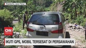 VIDEO: Ikuti GPS, Mobil Tersesat di Persawahan