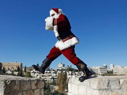 Corona Tak Halangi Santa Bagi Hadiah saat Natal di Italia