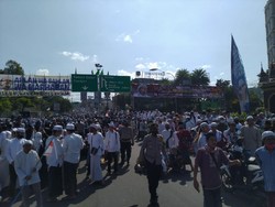Massa Penyambut Habib Rizieq Membludak di Jalan Raya Puncak