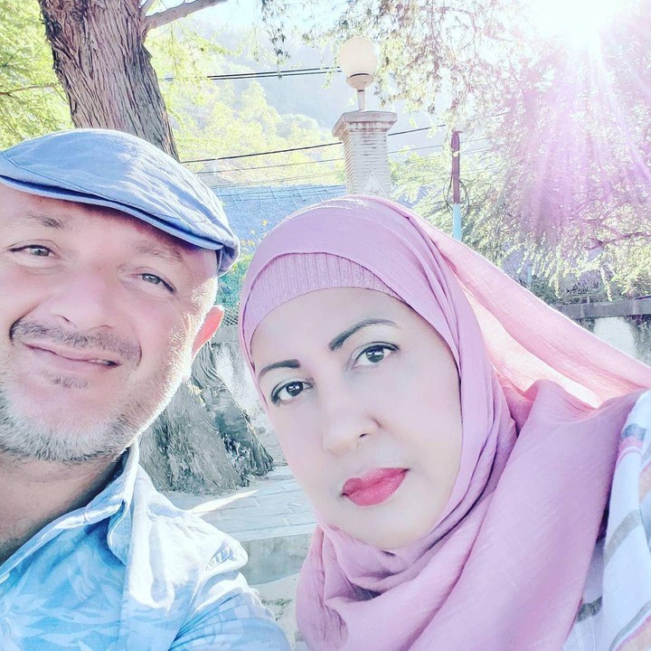 <p>2. Tak ingin larut dalam kesedihan pasca bercerai, Atha pun kembali menikah dengan seorang bule asal Portugal yang bekerja sebagai polisi. (Foto: Instagram @shechahsagran)</p>