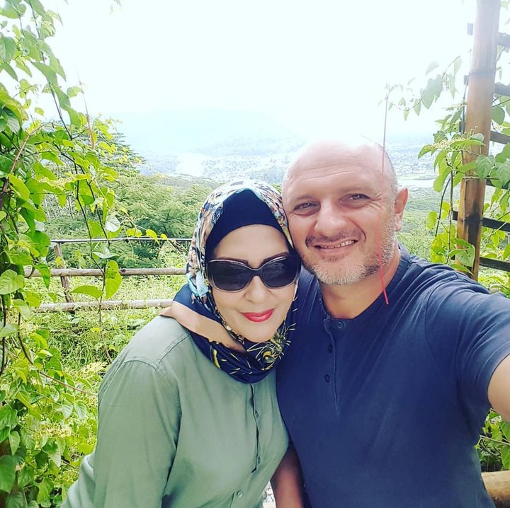 <p>5. Meski tak lagi muda, keduanya tetap romantis bak pengantin baru. Kita doakan, semoga Atha beserta keluarganya selalu harmonis dan berbahagia ya, Bunda. Aamiin. (Foto: Instagram @shechahsagran)</p>