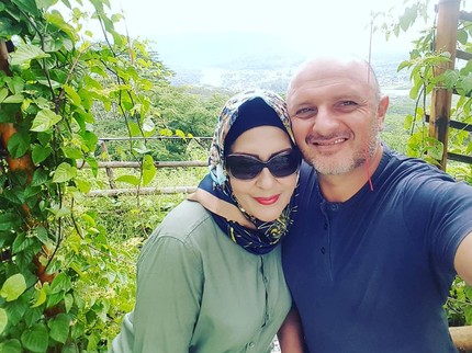 5 Potret Mesra Mantan Istri Raul Lemos dengan Suami Bule