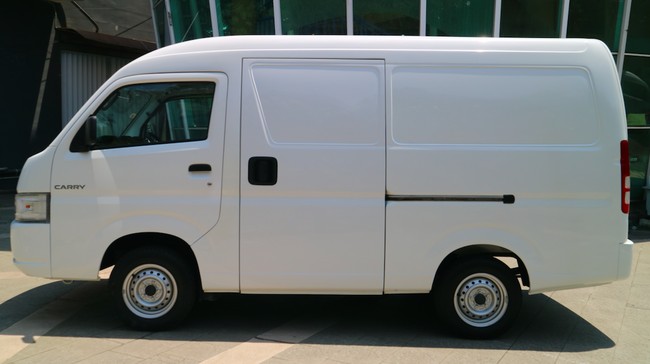 Sama seperti generasi sebelumnya, kini pikap Carry juga punya opsi tipe bodi minibus dan blind van.
