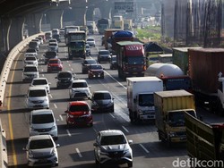 Ada Penanganan Gangguan Bus, Km 53 Tol Cikampek arah Jakarta Padat