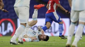 FOTO: Messi Pontang-panting, Argentina Ditahan Paraguay