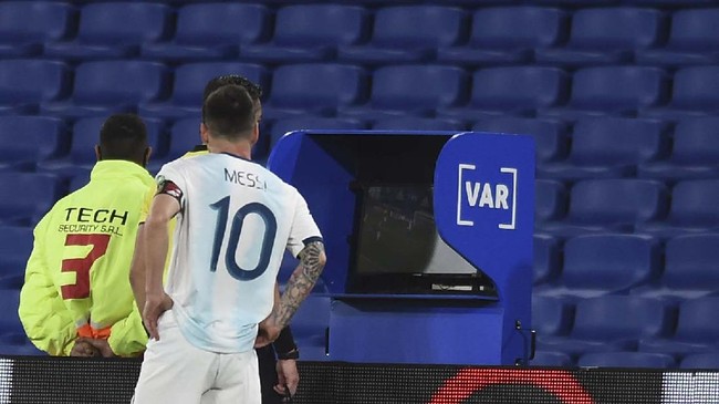 Insiden kocak yang melibatkan Lionel Messi terjadi di pertandingan timnas Argentina vs Paraguay di Kualifikasi Piala Dunia 2022.