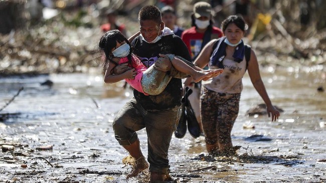 Setidaknya tiga orang tewas setelah badai tropis menghantam Filipina hingga menyebabkan banjir dan longsor pada Rabu (2/6).
