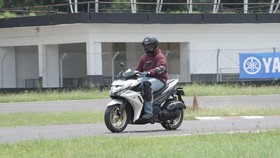 Sensasi Jajal Yamaha Aerox di Jalan Raya dan Sirkuit Kecil