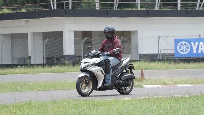 Fitur konektivitas Aerox dengan ponsel menawarkan sensasi baru buat penggunanya, mogel generasi terbarunya juga mewarisi aura sport dari model lama.