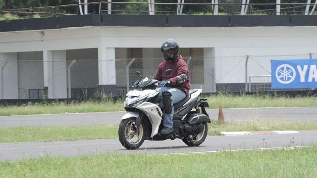Sensasi Jajal Yamaha Aerox di Jalan Raya dan Sirkuit Kecil Fitur konektivitas Aerox dengan ponsel menawarkan sensasi baru buat penggunanya, mogel generasi terbarunya juga mewarisi aura sport dari model lama.