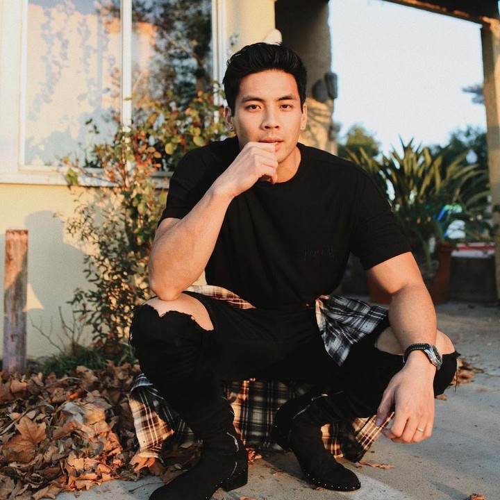 <p>Tak hanya parasnya, Yoshi Sudarso juga memiliki tubuh tinggi dan kekar. (Foto: Instagram @yoshi_sudarso)</p>