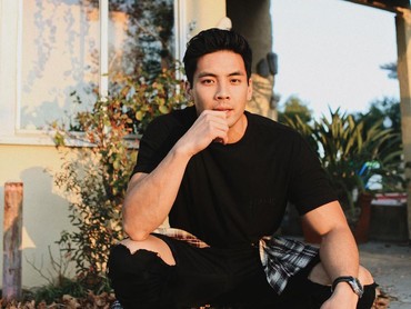 img-title Profil Yoshi Sudarso, Aktor Kelahiran Indonesia yang Main Film bareng Brad Pitt