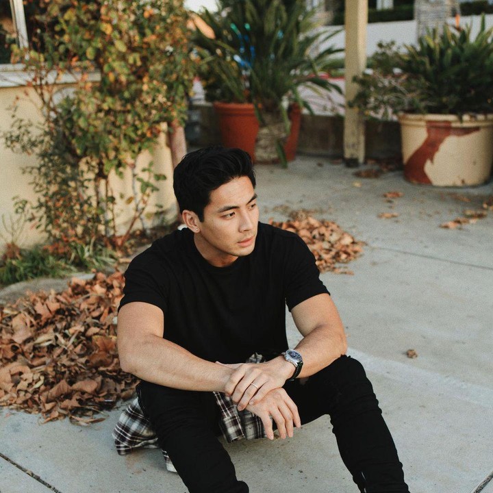 <p>Model yang satu ini selalu terlihat keren ketika mengenakan pakaian apapun. (Foto: Instagram @yoshi_sudarso)</p>