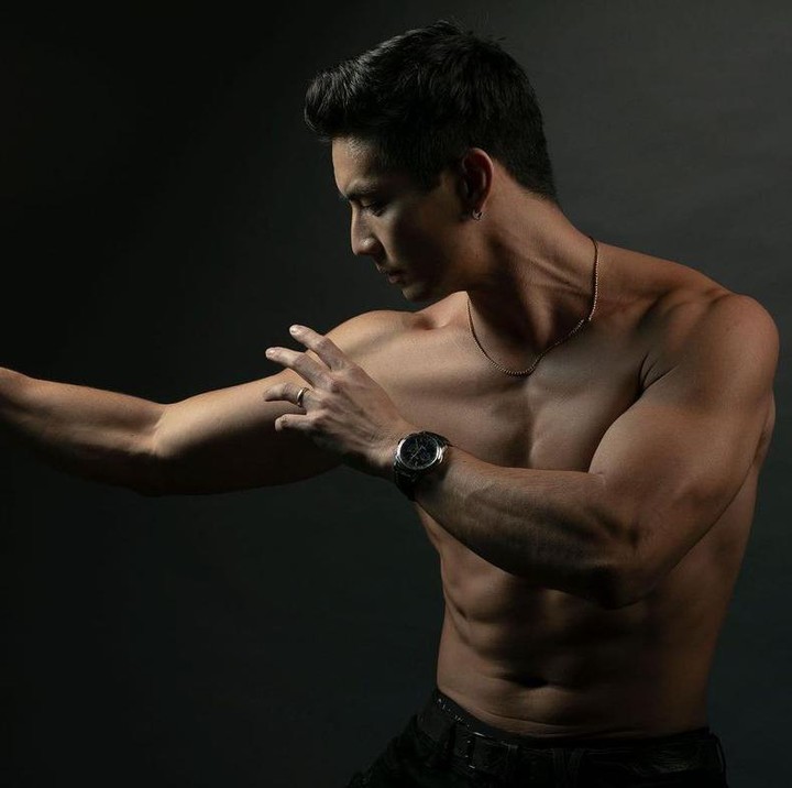 <p>Wah kalau melihat Yoshi sedang workout pagi-pagi seperti ini, bikin kepincut enggak nih, Bunda? He-he-he. (Foto: Instagram @yoshi_sudarso)</p>