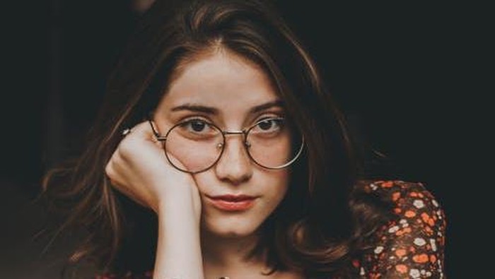 5 Tips Memilih Kacamata Sesuai Bentuk Wajah