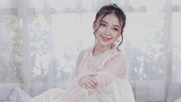 img-title Orang Sekitar Jadi Inspirasi Anneth Tulis Lagu 'Takkan Berhenti Mencintaimu'