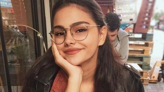 Cewek Berkacamata Sulit Pakai Makeup? Nah, Ini Tipsnya! Cewek Berkacamata Sulit Pakai Makeup? Nah, Ini Tipsnya!