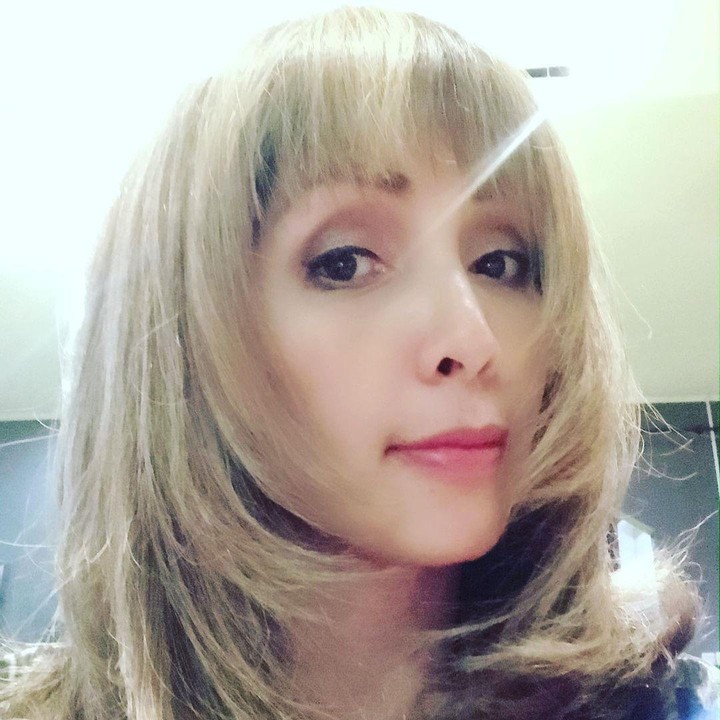 <p>Kali ini tampil dengan poni rata dengan rambut berwarna blonde. Makin cantik ya, Bunda. (Foto: Instagram @vitta_dessy)</p>