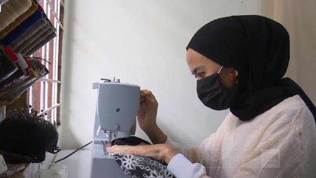 Memiliki ibu yang terbiasa menjahit baju sendiri, Euis Setiawati menghasilkan produk fesyen yang simpel dan modern bernama Sepintal Benang Rembulan.