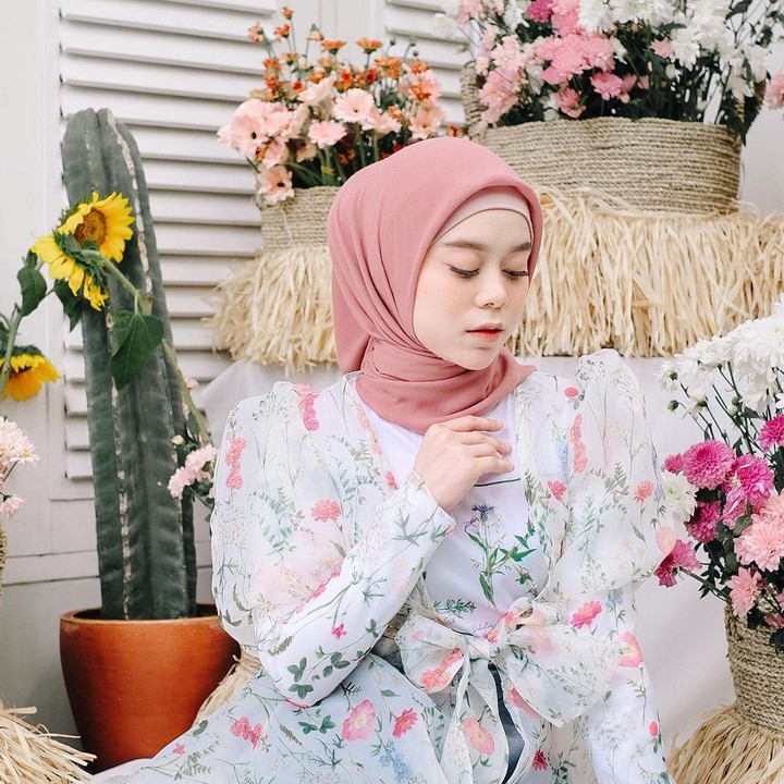 <p>Penampilan Lesti mengenakan floral outwear ini dipuji banyak netizen lho, Bunda. Super <em>cute</em> ya, Bunda. (Foto: Instagram @lestykejora)</p>