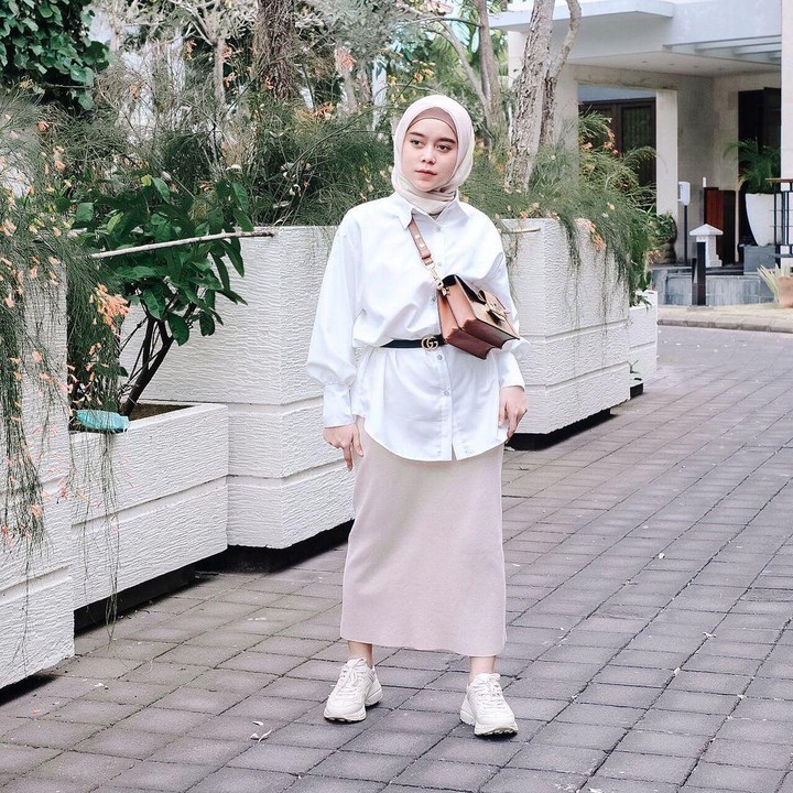 <p>Berperawakan mungil tak membuat Lesti kehilangan inspirasi nih buat<em> mix and match </em>penampilannya.  Perpaduan pencil skirt dan white shirt jadi keren dan tetap modis kan, Bunda. (Foto: Instagram @lestykejora)</p>