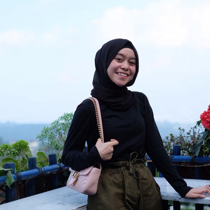 <p>Pakai hitam siapa takut? Buat Bunda yang masih bingung pilih padupadan atasan warna hitam bisa sontek gaya Lesti nih. Tetap modis dan jauh dari kesan tua lho. (Foto: Instagram @lestykejora)</p>