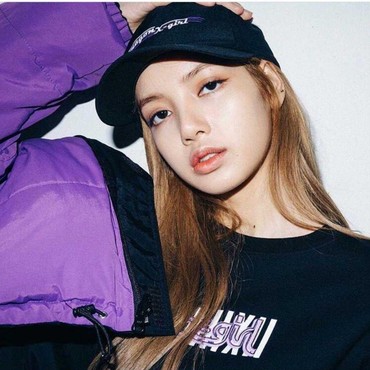 7 Potret Langka Lisa BLACKPINK Perlihatkan Dahi Terbuka