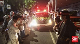 Jenazah Laskar FPI Tiba di Petamburan, Massa Bergemuruh